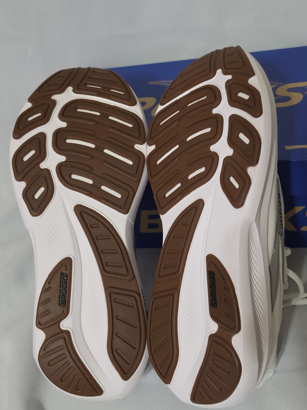 BROOKS Revel 9 White Gray Athletic Running Shoes US Women Size 10.5 (NWOT) - Picture 7 of 16